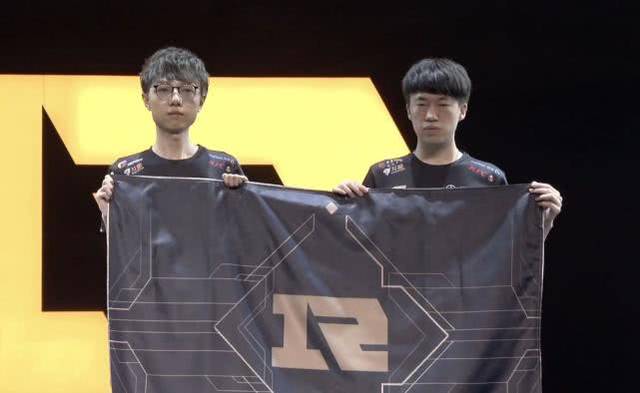 自世界各地 自世界各地