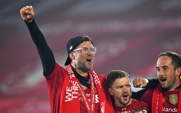 郭艾伦朱芳雨大笑吃烧烤！广州待不下去能去广东，杜锋带他打辽篮